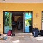 Koffer vor der Tür bei der Ankunft