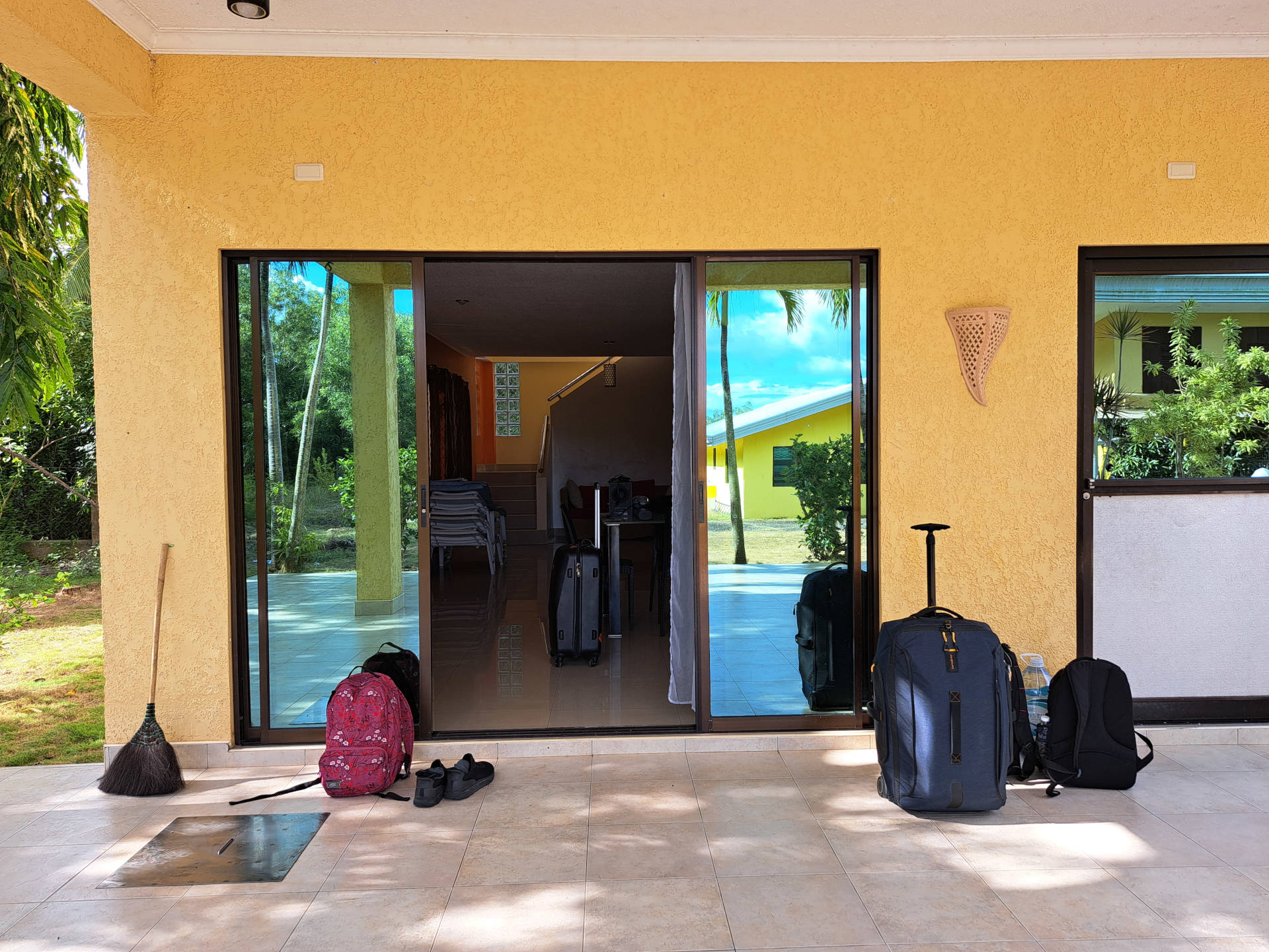 Koffer vor der Tür bei der Ankunft