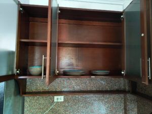 Erstes Geschirr in der Küche verstaut