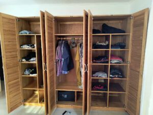 Sommerkleider wurden schon im Schrank verstaut