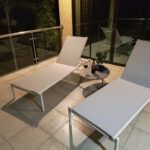 Liegestühle auf der Terrasse