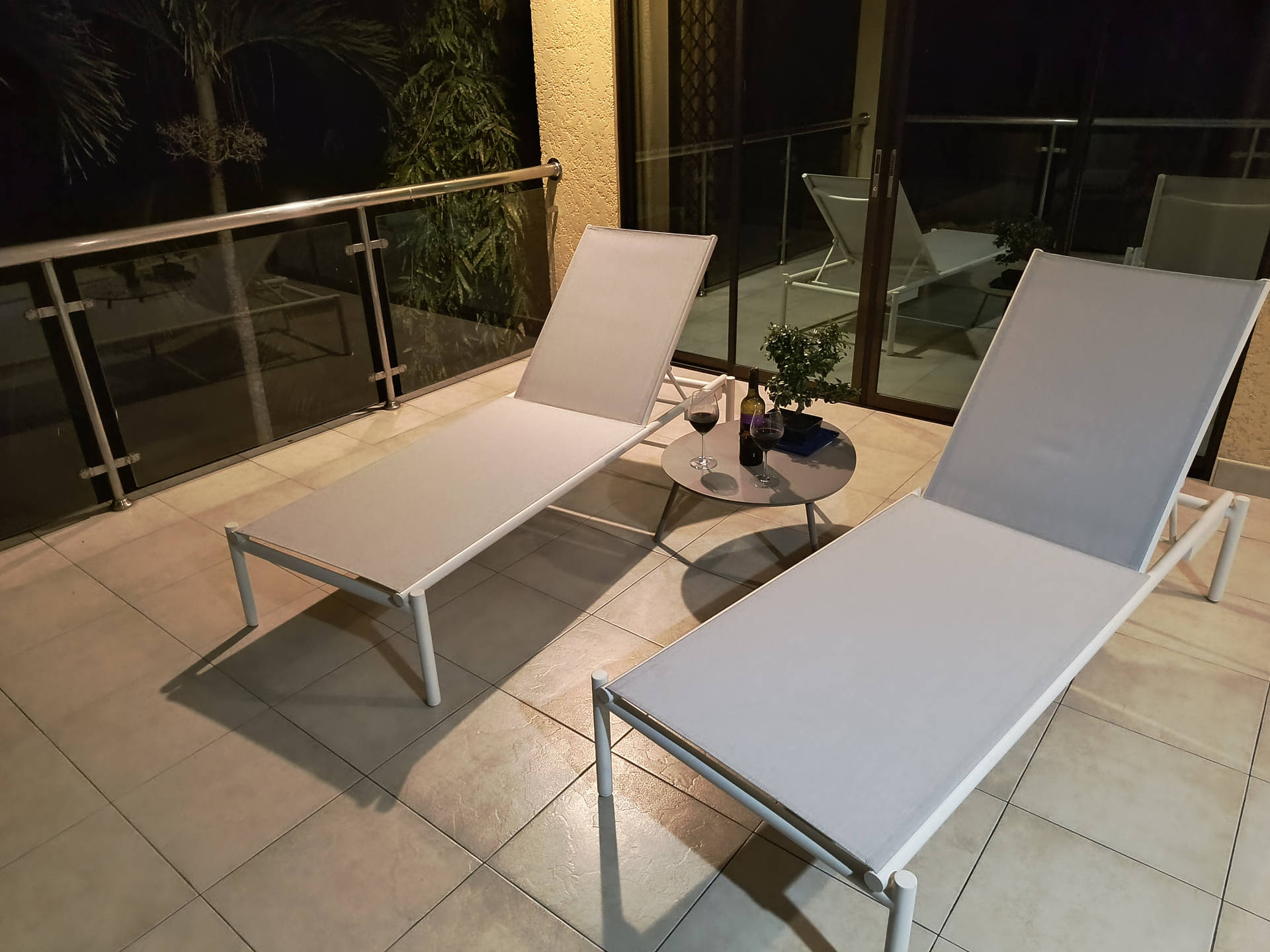 Liegestühle auf der Terrasse