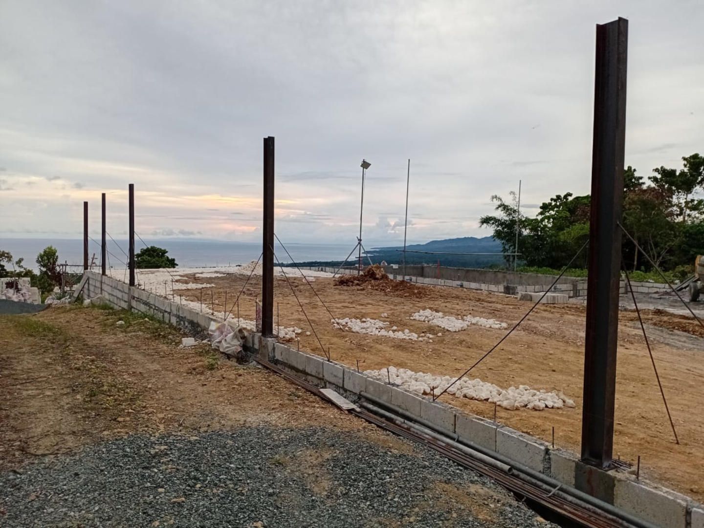 Die ersten Pfeiler des Hauses stehen