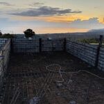 Pool im Rohbau am Abend